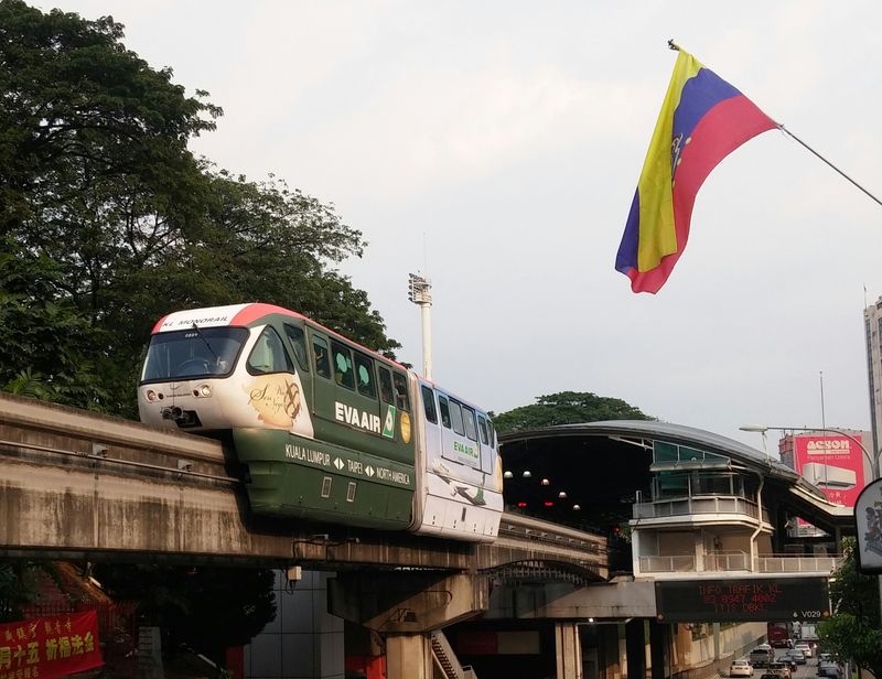 Od roku 2003 funguje v centrální èásti Kuala Lumpur tento nadzemní monorail, na trase dlouhé pøes 8 km leží 11 stanic a provozovány jsou zde tyto dvouvozové malajské soupravy s kapacitou pøes 200 lidí. Bohužel jejich ètyøvozoví nástupci jsou opìt mimo provoz z bezpeènostních dùvodù.