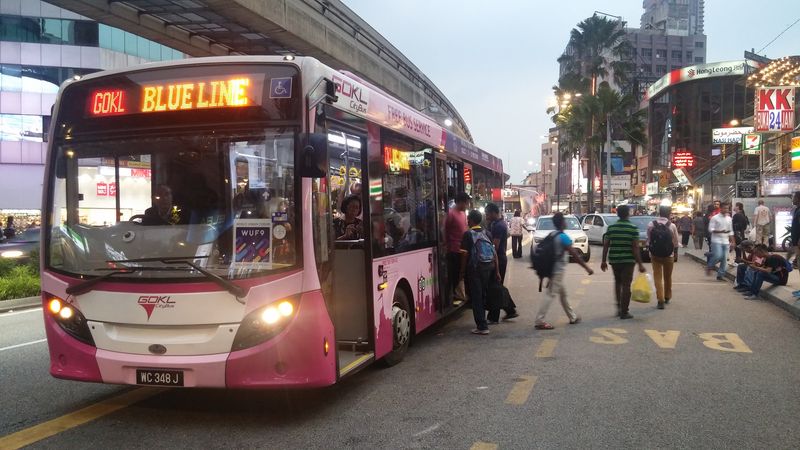 Od roku 2012 fungují v centru Kuala Lumpur bezplatné autobusové okružní linky GOKL, postupnì se jejich poèet zvýšil ze dvou na ètyøi. Tøi z nich jedou pøes tuto turisticky významnou køižovatku Bukit Bintang. Na tìchto linkách se svezete standardními autobusy znaèek Scania, Dennis Alexander, Higer nebo King Long.