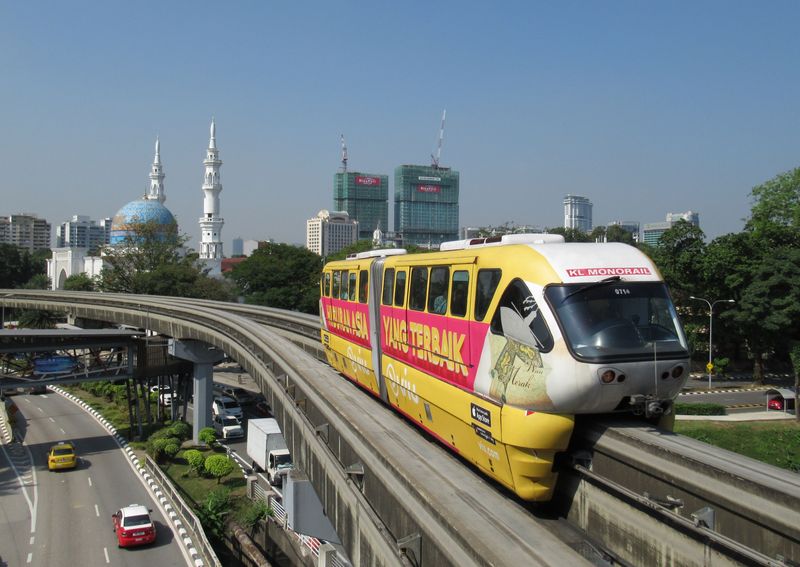 I pøes dlouhé èekání a velký nával je jízda monorailem v centru Kuala Lumpur zážitkem, o který by nemìl být žádný návštìvník této malajské metropole ochuzen. Vozy sice nejedou nijak rychle a ve stanicích jsou pomìrnì dlouhé prodlevy pøi odbavení, ale i tak je to výraznì rychlejší, než popojíždìt autobusem ve vìènì ucpaných ulicích centra mìsta.