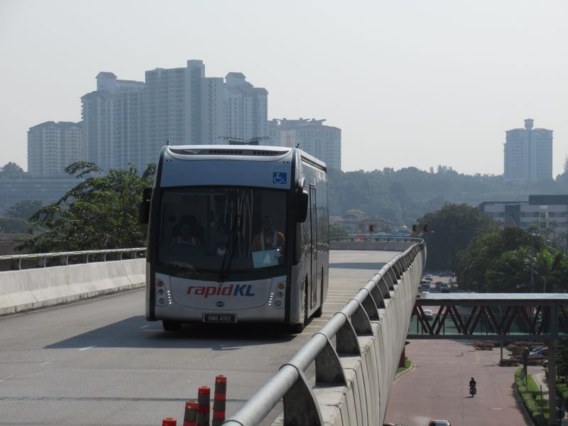 BRT Sunway funguje od roku 2015 a spojuje zdejší obytnou ètvr�, univerzitní areál a obchodní centrum jednak se stanicí LRT (linka 5 – Kelana Jaya Line) a jednak s linkou pøímìstské železnice. Pùvodnì tudy mìl být prodloužen zdejší krátký monorail, ten však fungoval pouze v letech 2000 až 2007.