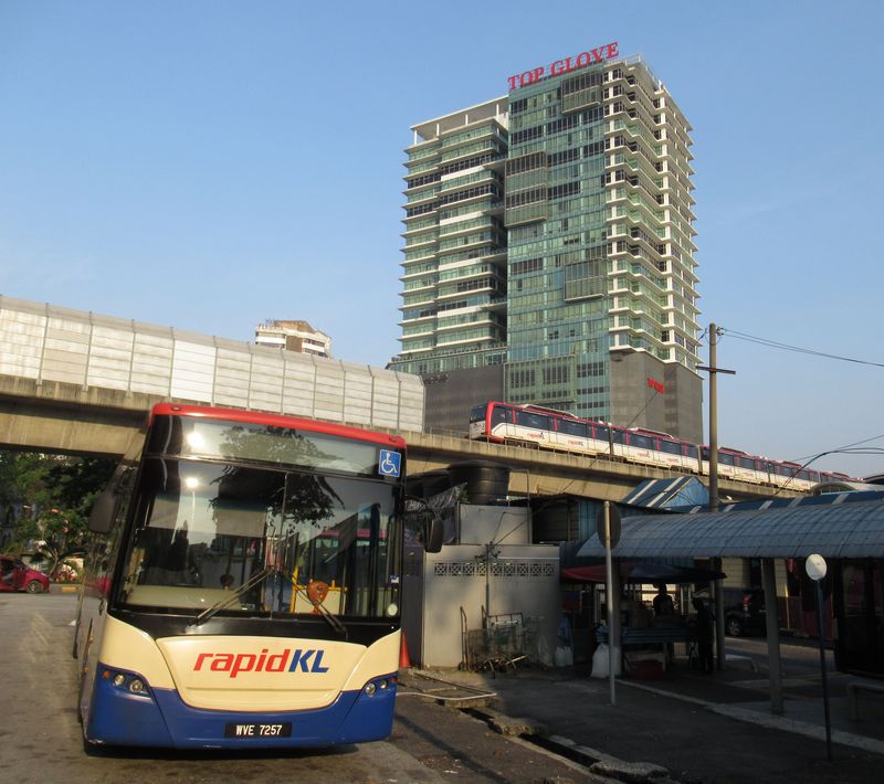 Pøestupní stanice Titiwangsa, kde se potkávají linky LRT è. 3 a 4 s monorailem i s mnoha autobusovými linkami, provozovanými mìstskou firmou Rapid bus pod hlavièkou Rapid KL. Díky tomu zde funguje i èásteènì integrované jízdné – platit lze èipovou kartou, kdy se pokaždé odeèítá jízdné, nižší oproti platbì v hotovosti. Pro místní pravidelné cestující jsou tu pak dlouhodobé pøedplatní jízdenky na èipové kartì.