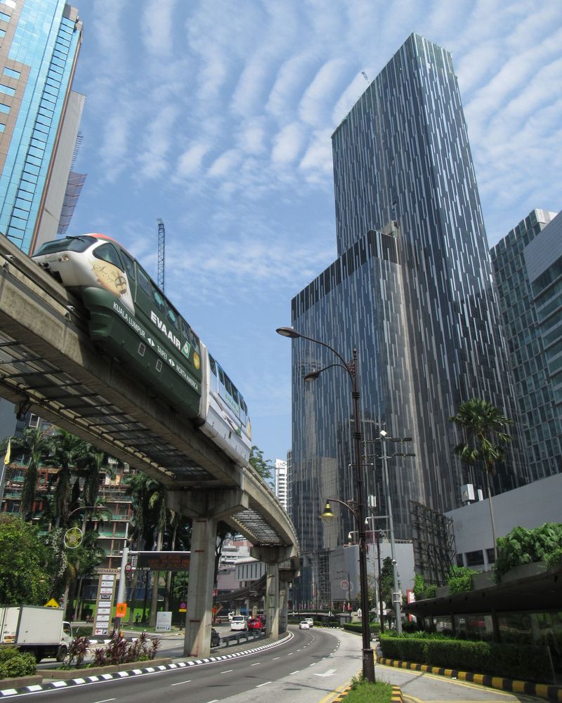 Atraktivní trasa monorailu vede hustì zastavìnou centrální èástí Kuala Lumpur, vìtšinou nad soubìžnými ulicemi, které jsou ve špièkách plné aut. Jediná linka, oznaèená èíslem 8, mìla být prodloužena a rozdvojena, z plánù ale nakonec sešlo a místo toho se rozvíjí mnohem rychlejší automatické metro.