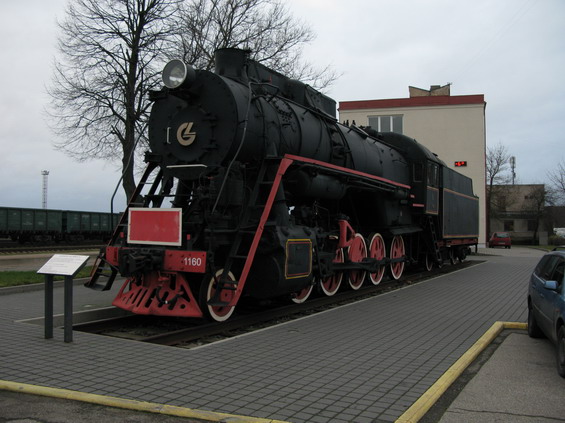 Pøed klajpedským nádražím, odkud odjíždí do hlavního mìsta Litvy Vilniusu jen nìkolik málo vlakù dennì, je vystavena silná parní lokomotiva. Železnièní doprava v Litvì neprožívá v souèasné dobì zrovna nejlepší chvíle.