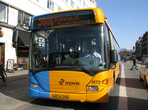 Všechny veøejné autobusy v Kodani jsou žluté a pod logem místního organizátora Movia. Další barvou jsou od sebe odlišeny rychlíkové pøímìstské (modré) a páteøní mìstské (èervené) linky.