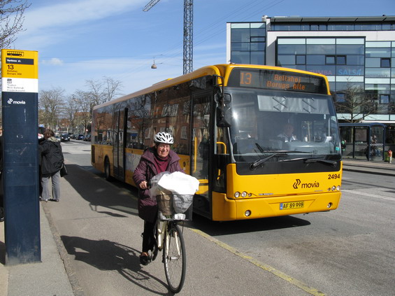 Pro bìžné autobusové linky jsou používány klasické žluté autobusy. Název dopravce je narozdíl od organizátora Movia umístìn velmi nenápadnì, a to jen na boku vozidla. Cyklopruhy jsou vedeny pøímo pøes nástupištì zastávek, kupodivu to asi neèiní žádné závažnìjší problémy.