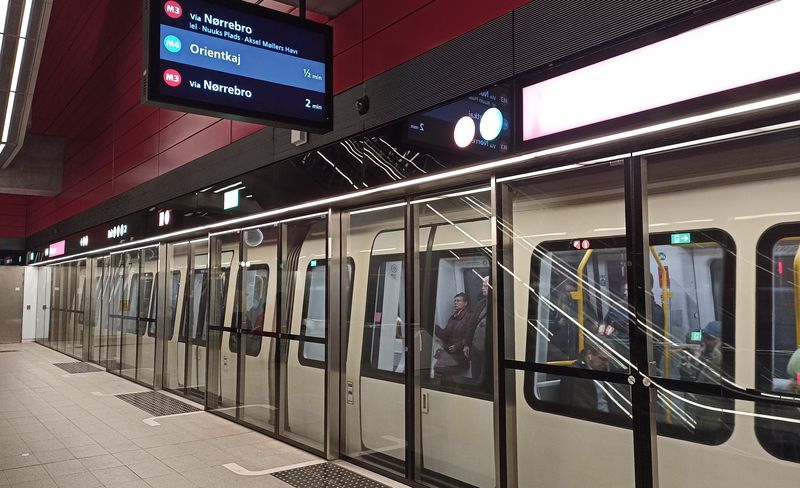 Od roku 2019 funguje nová plnì podzemní okružní linka M3. V èásti trasy sdílí nástupištì s linkou M4, která z okružní linky odboèuje krátce na sever. Nejnovìjší úsek byl zprovoznìn v roce 2020. Nástupištì automatického metra jsou oddìlena dveøními stìnami.