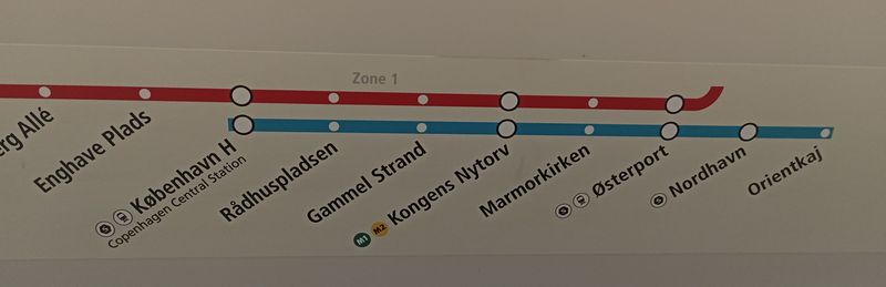 Detail vìtvení nové okružní linky metra M3 otevøené v roce 2019. Krátce nato vznikla i krátká odboèka do rozvojové lokality oznaèená jako M4. Ta se pak za hlavním nádražím v budoucnu odpojí do další vìtve na jihozápad mìsta, kde probíhá také mohutná výstavba.