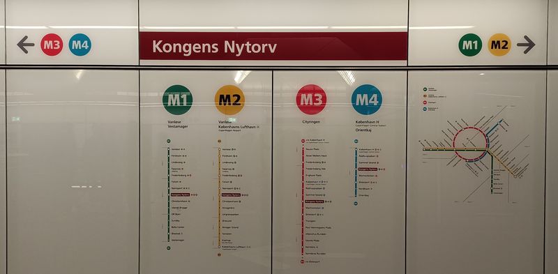 Jednoduchý, ale pøehledný informaèní systém ve stanici metra, kde se potkávají všechny 4 linky. Po 20 letech od spuštìní prvního úseku už má kodaòské metro skoro 40 km a jezdí v nìm 64 automatických vlakù.