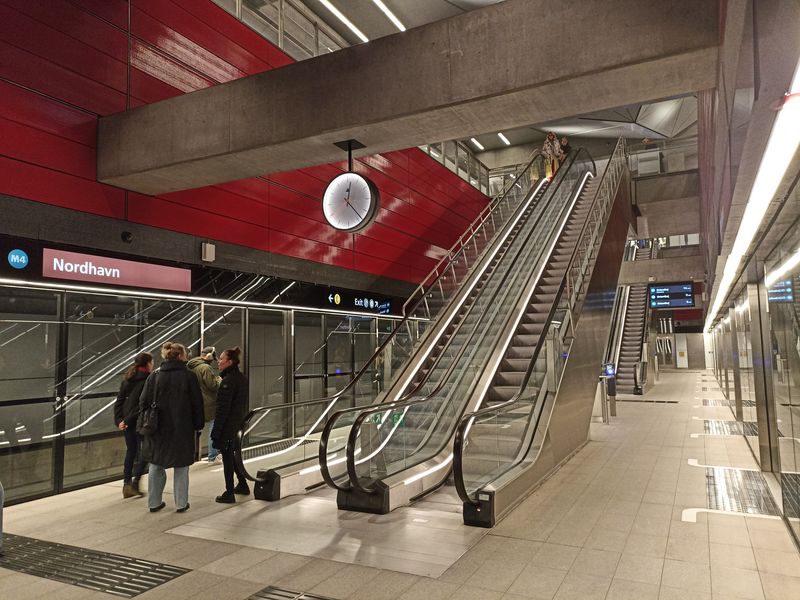 Nejnovìjší linka M4 má na severu dvì samostatné stanice – Nordhavn a Orientkaj. Následují pak spoleèné stanice s okružní linkou M3. V roce 2024 by pak mìla být otevøena jižní samostatná vìtev této linky.