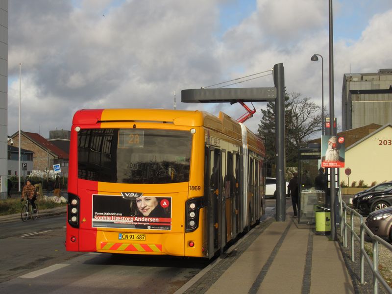 Na koneèné páteøní linky 2A je nabíjecí místo pro elektrobusy, díky èemuž zde mohou vozy jezdit celý den. Plán Kodanì je mít zcela bezemisní autobusovou dopravu do roku 2025.