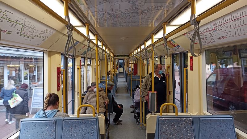 Prostorný interiér èásteènì nízkopodlažní tramvaje Bombardier Flexity Swift první generace, kterých tu jezdí 120. Nízkopodlažními vozy zaèaly být vybavovány nìkteré linky místního Stadtbahnu postupnì od roku 1995.