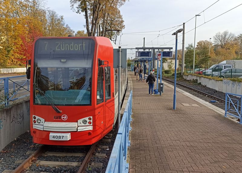Západní koneèná dlouhé pøímìstské tramvajové linky 7 v obci Benzelrath, kam dojede i díky soubìžnému úseku s železnièní tratí.