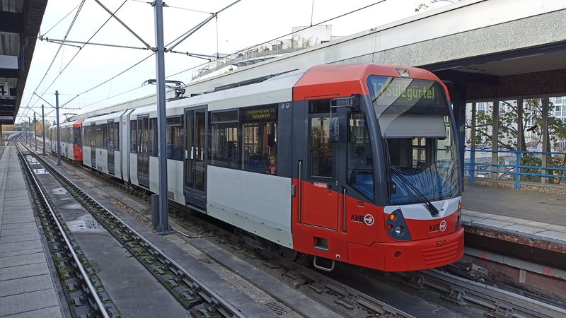 Novìjší generace vysokých Stadtbahnù pochází od Bombardieru a v letech 2002-11 jich bylo dodáno 74. Zde na èásteènì nadzemní lince 13, která krouží západnì kolem centra a vzájemnì spojuje levobøežní kolínská pøedmìstí. Èást zastávek spoleèná pro nízkopodlažní tramvaje má nízká nástupištì – vozy jsou vybaveny sklápìcími schody.