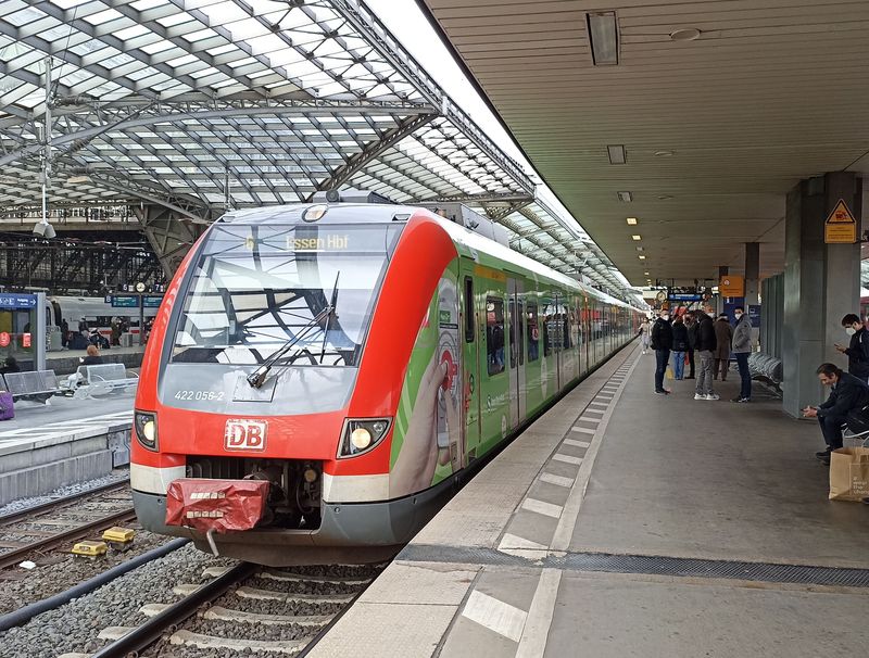 V Kolínì, který má vlastní S-Bahn spoleèný s Bonnem, jezdí i vlaková linka S6 sousedního systému z Porúøí, která jezdí až do Essenu. Všechny regionální linky se potkávají zde na rušném nadzemním hlavním nádraží.