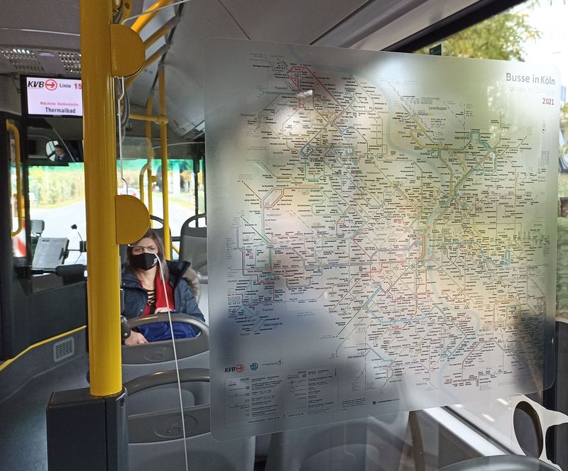 V mìstských autobusech u dveøí najdete poloprùhledné schéma místní rozsáhlé MHD.