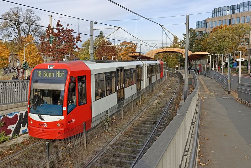 Vysokopodlažní èást kolínského Stadtbahnu v podání novìjších vozidel od Bombardieru. Stejná jezdí také v anglickém Manchesteru. Linka 18 projíždí celým Kolínem a zde u ZOO se zanoøuje pod zem smìrem k Hlavnímu nádraží. Dál pokraèuje daleko na jih až do Bonnu.