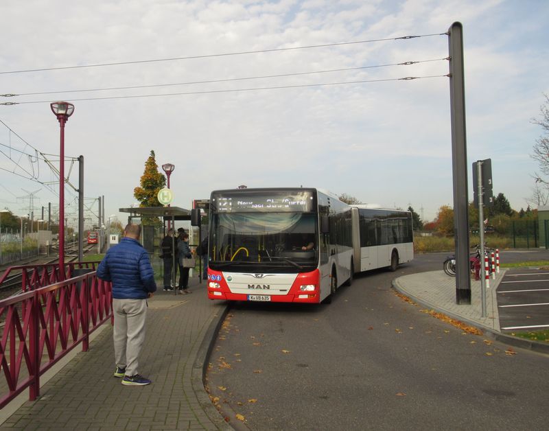 Na linku 12 navazuje místní autobusová linka  v podání kloubového MANu místního dopravního podniku KVB. Jednotný nátìr kolínské MHD je bílý s èervenými èely.