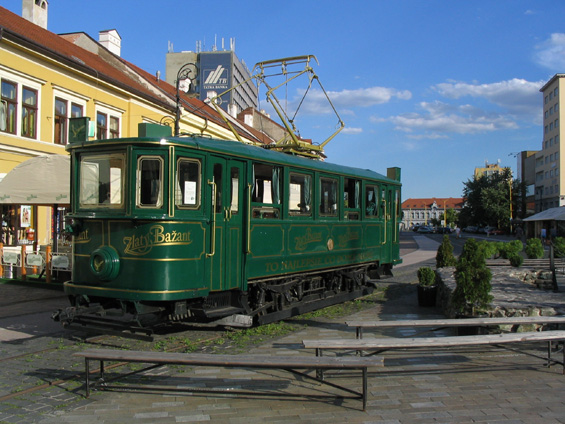 Na zaèátku pìší zóny slouží k reklamním úèelùm tato zelená tramvaj.