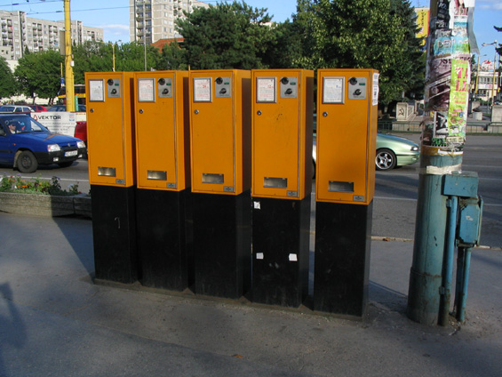 Jízdenkové automaty Merona, každý pro jiný druh jízdenky, na Námestie Osloboditel´ov.