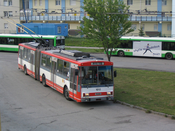 Trolejbus 15Tr na koneèné sídlisko KVP, kláštor.