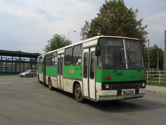 Autobusová linka "RA" - Ikarus se za chvíli promìní ve vnitropodnikovou dopravu železáren.