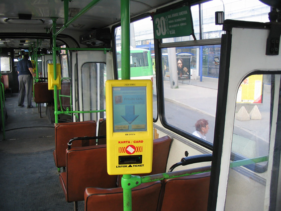 Nový tarifní systém pøinesl do vozidel MHD tyto mluvící odbavovací terminály s dotykovým displejem.