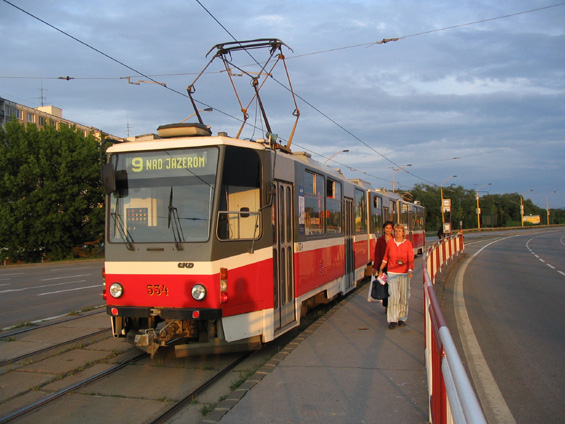 Jeden z garantovaných nízkopodlažních spojù linky 9 v podobì rekonstruované KT8D5.