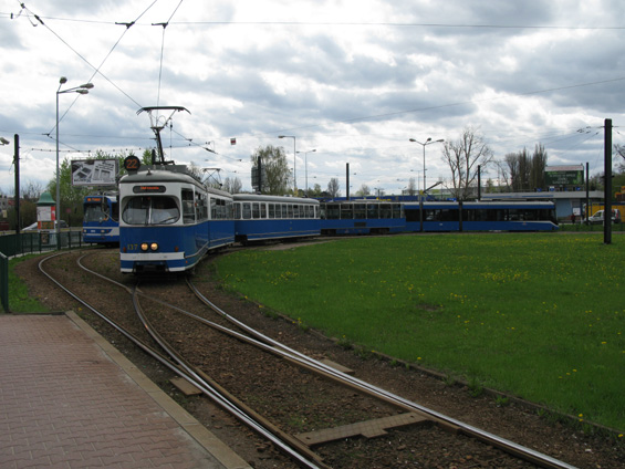 Smyèka Borek Falecki, kde jsou ukonèeny 4 tramvajové linky, z toho jedna nedìlní (è. 40) pro cesty do místního kostela.