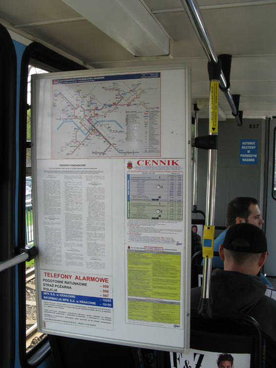 I v tramvajích se na informace pro cestující nezapomíná. Dokonce jsou umístìny tak, aby byly dobøe èitelné.