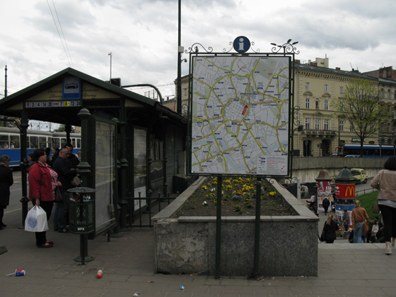 Jedna ze zastávek v centru Krakova. Podrobné plánky vedení tramvají v centru jsou kvùli množství linek i tratí velmi potøebné.