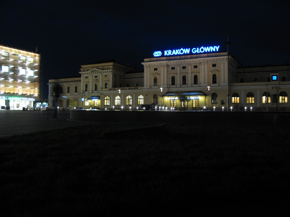 Nad krakovským hlavním nádražím vyrostlo obøí obchodní centrum. Nyní probíhá pøestavba samotného nádraží.