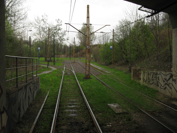 Mimoúrovòová tramvajová køižovatka "Kopiec Wandy" uprostøed nièeho poblíž hutního kombinátu. V zeleni je zde ukonèena linka 17.