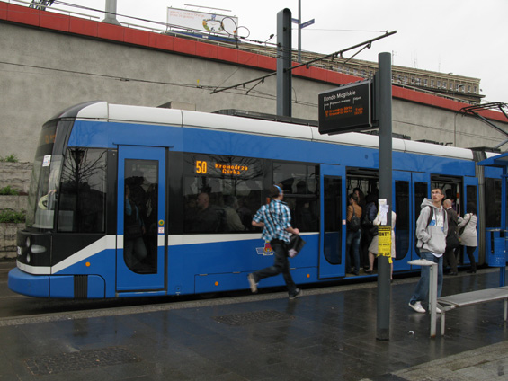 Páteøní linka 50 vjíždí do nového tunelového úseku pod hlavním nádražím. Souhrnný interval je cca 5 minut a tramvaje tu jezdí extrémnì vytížené. Na lince 50 potkáte pouze nízkopodlažní tramvaje Bombardier.