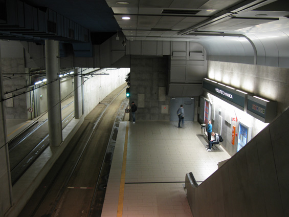 Tunel pod hlavním nádražím mìl odlehèit pøetíženým tratím v centru a zrychlit cestování - kvùli chybìjícímu zabezpeèovacímu zaøízení je však rychlost v tunelu omezena na 30 km/h.