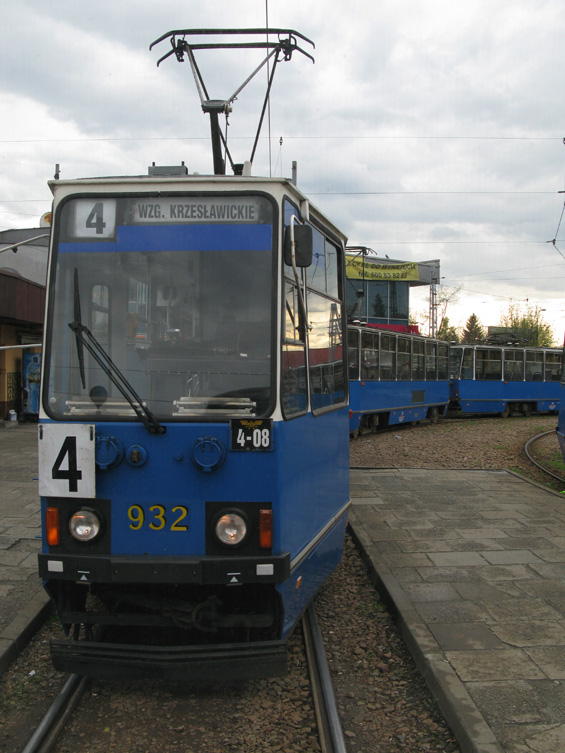 Také linka 4 je oblsuhována trojicemi tramvají Konstal 105N. V pøípadì výluky je plechová cedulka s èíslem linky na èele soupravy žlutá a s nápisem "Zmiana trasy".