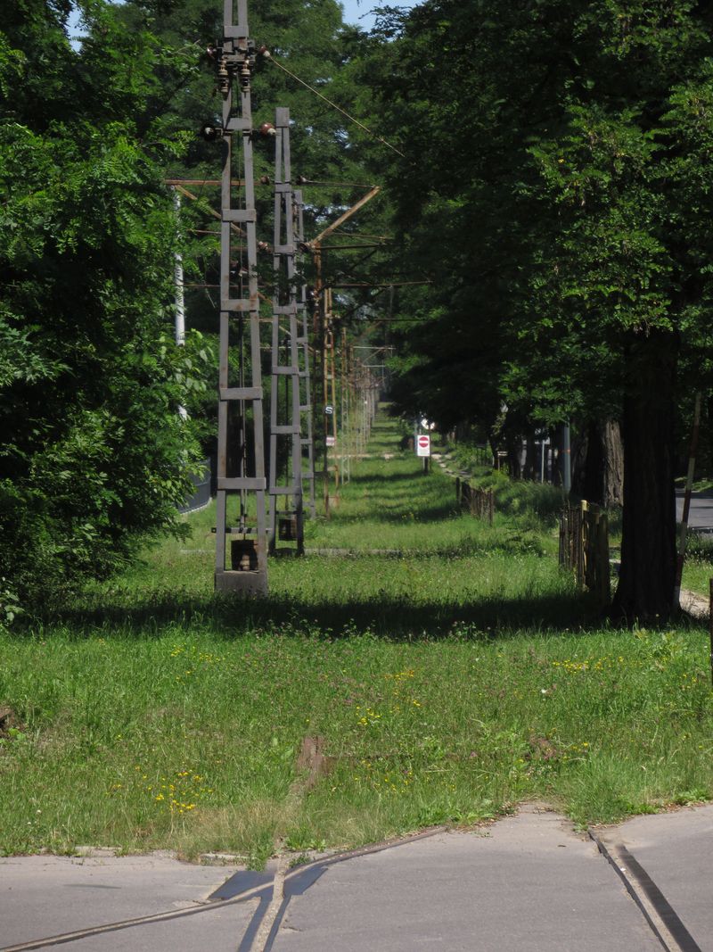 Už asi nadobro opuštìná tra� do smyèky Walcownia okolo hutního kombinátu na východním okraji sítì poblíž jedné ze dvou krakovských vozoven Nowa Huta.