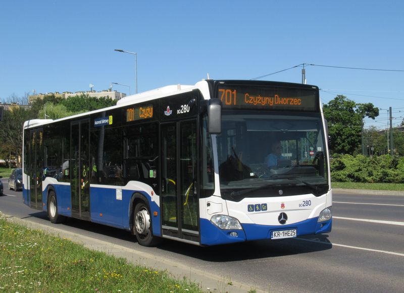 V roce 2018 poøídil krakovský DP stovku standardních Citar od Mercedesu, z toho cca 40 s hybridním pohonem. Autobusové linky MHD jsou èíslovány od 100 do 199, pøímìstské linky mají dvoustovkovou øadu a sedmièkou zaèínají linky náhradní dopravy – v tomto pøípadì za tramvaje.