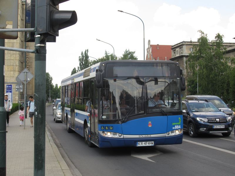 Jedním z nejstarších autobusù v Krakovì je tento Solaris z roku 2008 ještì v pùvodním korporátním nátìru. Barevné schéma krakovské MHD doznalo za posledních 30 let hned nìkolika zmìn, modré barvì je ale mìsto vìrné stále.