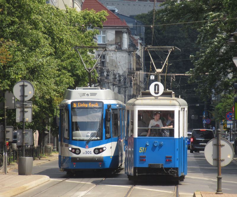 V Krakovì potkáte pestrou smìsici typù tramvají. V 90. letech a na pøelomu nového tisíciletí byl zdejší pøestárlý vozový park obnovován hlavnì ojetými tramvajemi ze západu, které postupnì procházely modernizací. O víkendech je v provozu také nostalgická linka 0, na které potkáte místní pùvodní historické tramvaje.