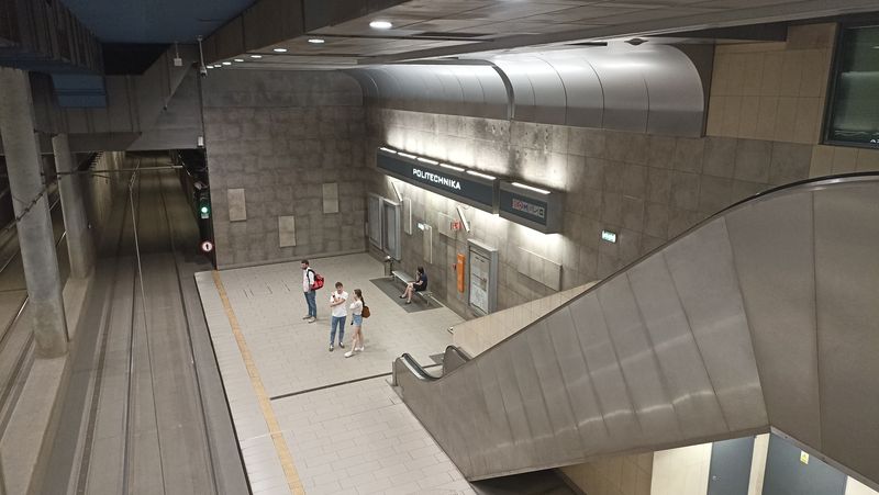 Aèkoli byl tramvajový tunel v centru budován už od 80. let, zprovoznìn byl až v roce 2008 a má 2 podzemní zastávky pøipomínající opravdové metro – Politechnika a Hlavní nádraží. Ve špièkách tudy jezdí tramvaje v souhrnném intervalu 2,5 minuty.