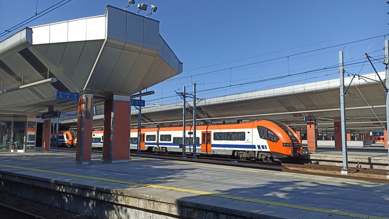 Regionální železnièní dopravu mají v tomto regionu na starosti Koleje Malopolskie. K novým nástupištím hlavního nádraží pøijíždí moderní elektrická jednotka od polské Pesy.