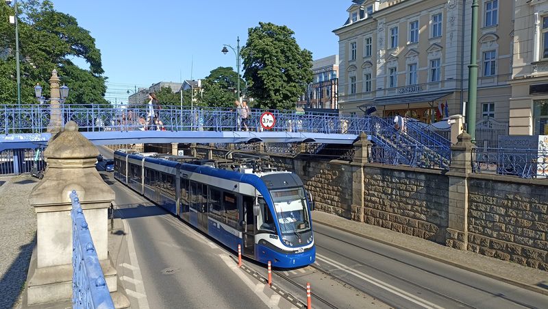 Nejdelší typ tramvaje v Krakovì Pesa Krakowiak projíždí krátkým záøezem v centru u hlavního nádraží. Tìchto tramvají bylo v roce 2015 dodáno 36. Nasazovány jsou také na druhou páteøní „rychlodrážní“ linku 52.