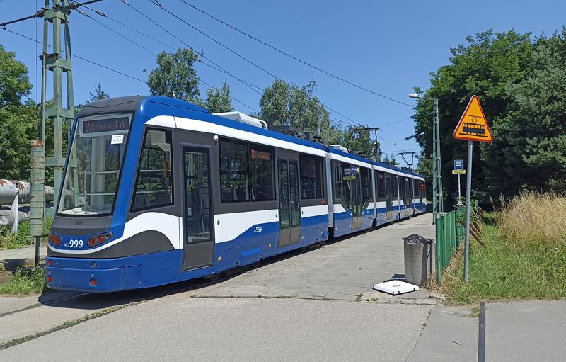 A ještì jednou tento unikátní prototyp polské tramvaje Protram 405N ze strany s dveømi – 2 ze 7 umožòují bezbariérový nástup.
