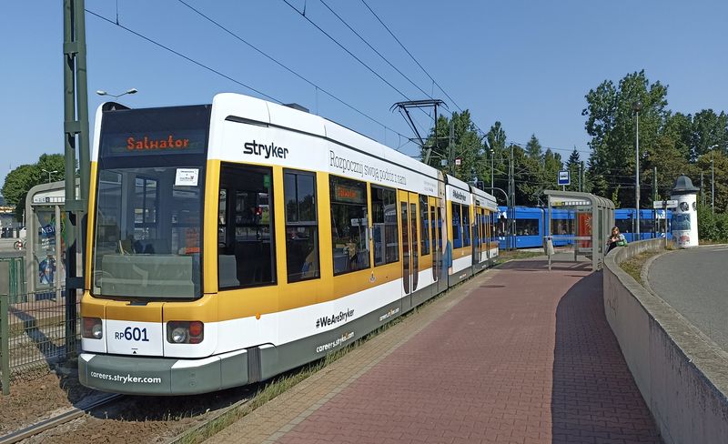 První nízkopodlažní tramvaje zaèaly jezdit v Krakovì v roce 1999 a jednalo se o tøíèlánkové tramvaje Bombardier NGT6. První série ještì nemìla dveøe na konci posledního èlánku. Celkem bylo tìchto tramvají dodáno 50.