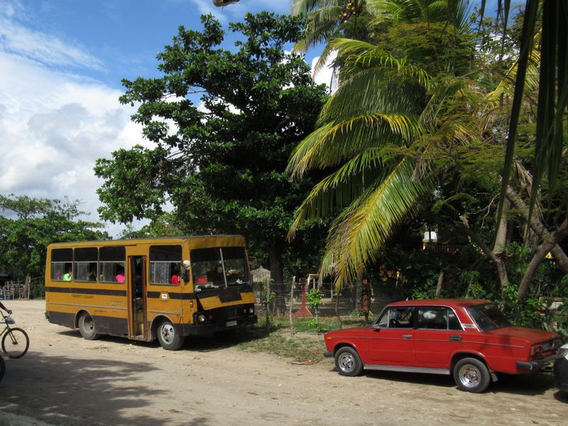 A zde už plážový autobus Girón na své koneèné pøímo na pláži ve vesnici La Boca poblíž historického Trinidadu.