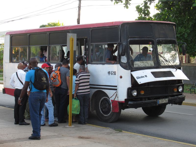 Kubánský minibus Girón nabírá ráno dìlníky v Trinidadu na cestì do pøístavní vesnice Casilda, kam sice vedou soubìžnì se silnicí koleje, ale vlaky sem už nejezdí.