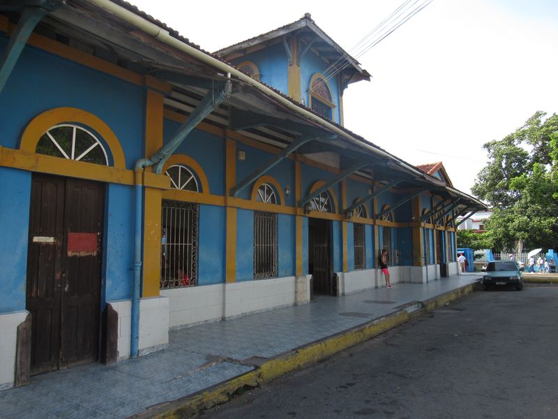 Nádražní budova v Cienfuegos, odkud se vlakem pøi troše štìstí dostanete do Havany i okolních mìst Santa Clara i Sancti Spiritus. Trvá to ale zpravidla minimálnì dvakrát tak déle než autobusem.