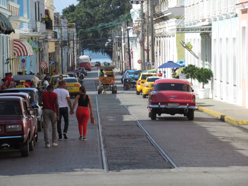 V nìkterých postranních ulicích centra Cienfuegos najdete ještì pozùstatky po pradávné tramvajové síti – tramvaje by témìø dvousettisícovému mìstu urèitì slušely i nyní, v kubánských pomìrech buïme rádi alespoò za celkem kvalitní autobusovou MHD.