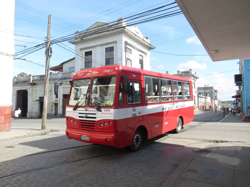 Místní kubánské minibusy znaèky Girón tvoøí základ MHD v Cienfuegos, spolu s vìtšími dvanáctimetrovými Yutongy. Všechny mìstské autobusy jsou èervenobílé, jezdí na linkách oznaèených èísly, které se rùznì proplétají a potkávají v centru mìsta, jehož ulièní sí� je až na výjimky pøísnì pravoúhlá.