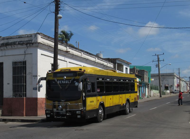 Staøièký, ale øádnì vyšperkovaný Renault na jedné z pøímìstských linek projíždìjících centrem Cienfuegos.